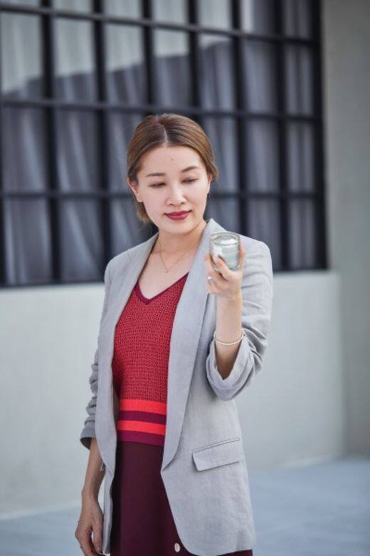 Younie 則推介利用SUISSE PROGRAMME尊貴魚子緊緻面霜由護膚入手,透過提升輪廓,令五官 Younie 則推介利用SUISSE PROGRAMME尊貴魚子緊緻面霜由護膚入手,透過提升輪廓,令五官