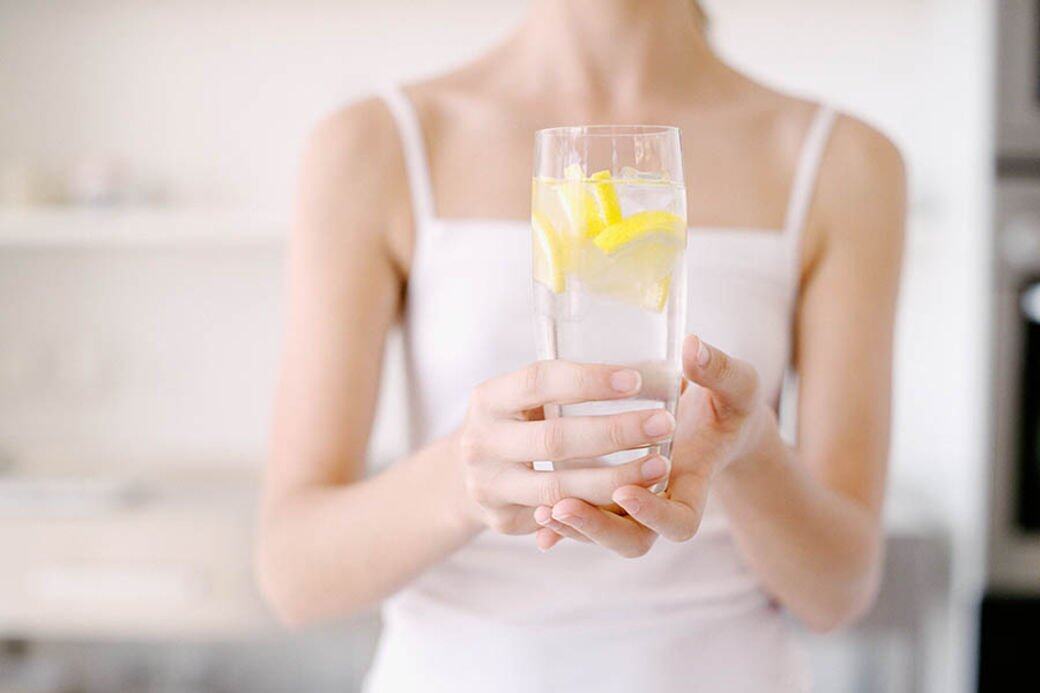檸檬水蘊含維他命C，長遠來說有助改善膚色，但不算很有效，而且過量飲