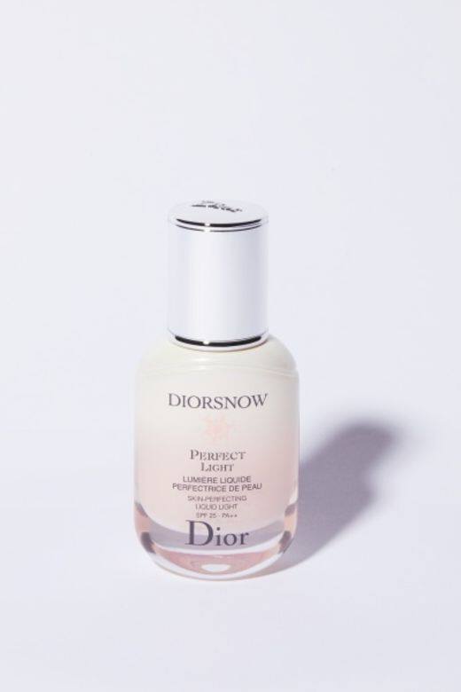 Diorsnow Perfect Light Skin Perfecting(Dior ) 將光線以液態演繹,隱藏於這多功能凝露將最護膚效能與 Diorsnow Perfect Light Skin Perfecting(Dior ) 將光線以液態演繹,隱藏於這多功能凝露將最護膚效能與