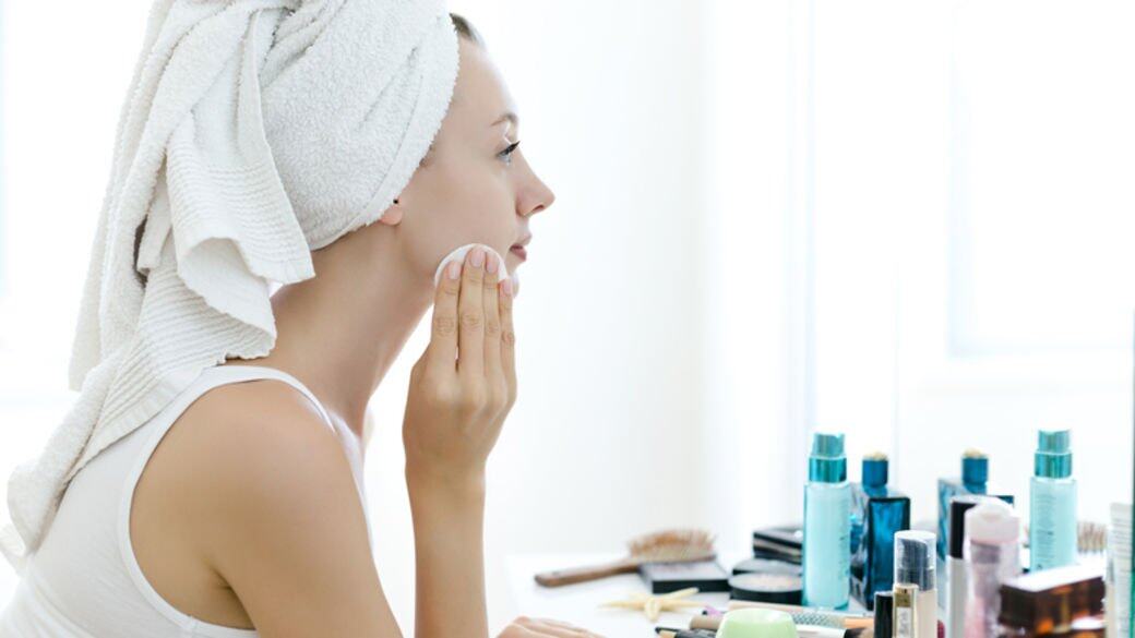 Skincare Tips 6 慎重選擇美白產品不少人都偏愛選用美白精華,因為貪其效果較 Skincare Tips 6 慎重選擇美白產品不少人都偏愛選用美白精華,因為貪其效果較