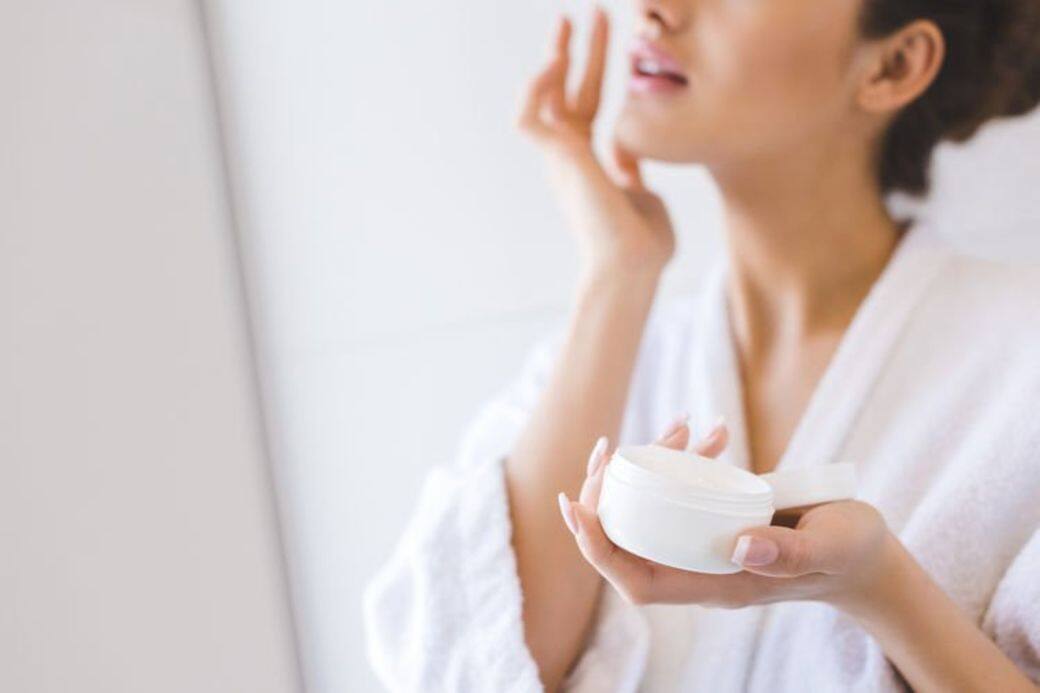 編輯第一次使用SN Beauty的產品正是這個套裝系列,因為它包含眼霜、精華及面霜,可以一次過試齊它們家的皇牌產品。作為低頭族的編輯,覺得這眼霜非常易吸收,而且可以消減眼部浮腫、減退黑眼圈,最近連遮瑕膏都少用了。編輯則按當天的肌膚狀況而選用兩款精華,如果覺得肌膚「猛猛緊」,會使用野生人蔘幹細胞精華;如果日常護膚,則使用紫杉幹細胞精華。而面霜就是最後一步,作為一個保護屏障,阻擋外來污染物,令肌膚保持水嫩。 編輯第一次使用SN Beauty的產品正是這個套裝系列,因為它包含眼霜、精華及面霜,可以一次過試齊它們家的皇牌產品。作為低頭族的編輯,覺得這眼霜非常易吸收,而且可以消減眼部浮腫、減退黑眼圈,最近連遮瑕膏都少用了。編輯則按當天的肌膚狀況而選用兩款精華,如果覺得肌膚「猛猛緊」,會使用野生人蔘幹細胞精華;如果日常護膚,則使用紫杉幹細胞精華。而面霜就是最後一步,作為一個保護屏障,阻擋外來污染物,令肌膚保持水嫩。