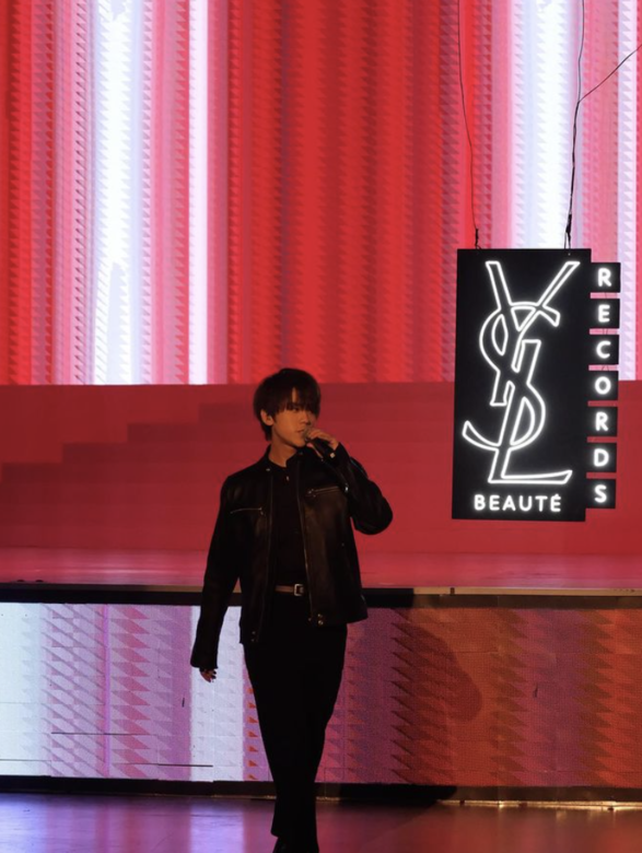 姜B除了參與YSL Beauty音樂派對,怎少得他的親筆簽名限量版 LAMÉ 輕透無重羽 姜B除了參與YSL Beauty音樂派對,怎少得他的親筆簽名限量版 LAMÉ 輕透無重羽