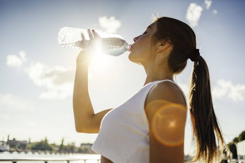 在排毒減肥期間，起床後，立即喝一杯室溫的清水