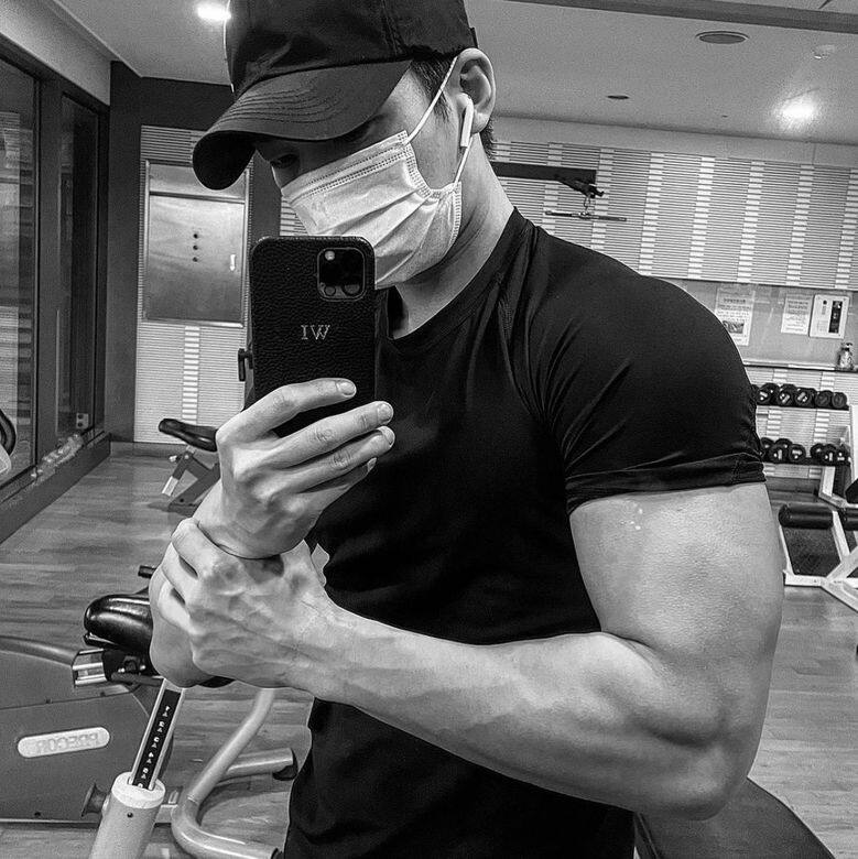 魏河俊私下熱愛健身和運動,亦在IG毫不吝嗇地分享精壯的體格,只見照 魏河俊私下熱愛健身和運動,亦在IG毫不吝嗇地分享精壯的體格,只見照