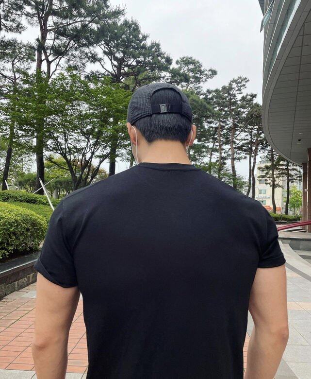 魏河俊表示最滿意自己的背肌,平時他會做引體上升等重訓來鍛鍊背部 魏河俊表示最滿意自己的背肌,平時他會做引體上升等重訓來鍛鍊背部