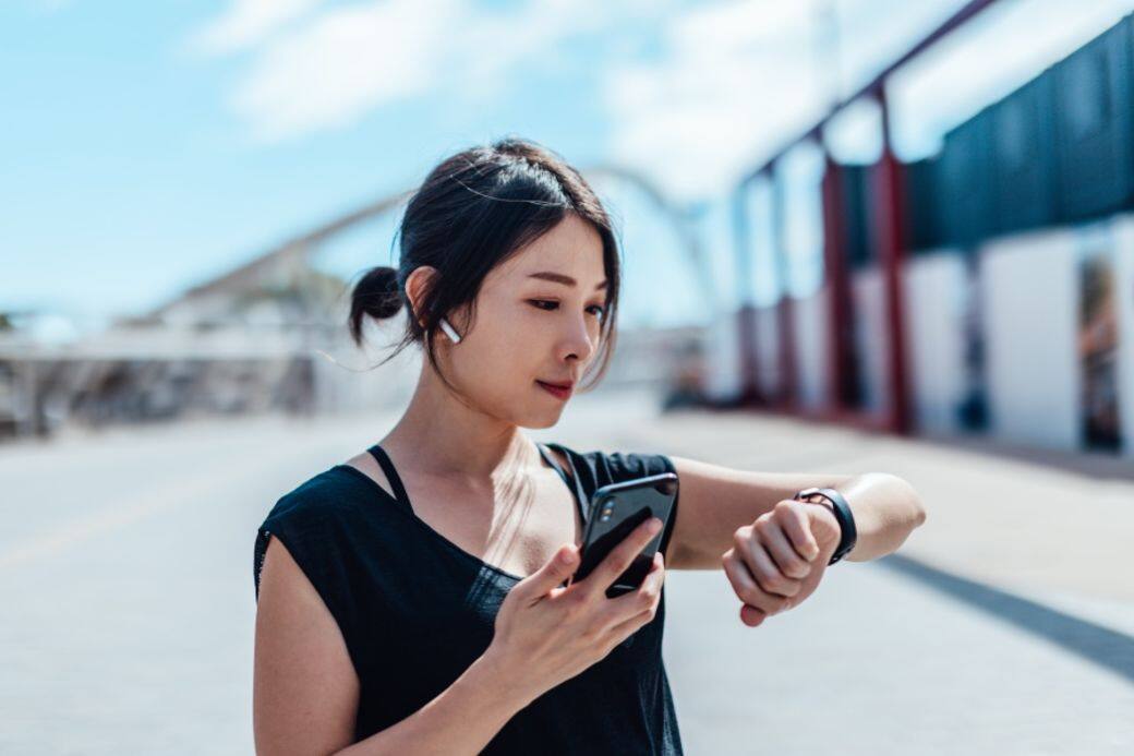 科學家邀請26名男性和28名女生參與實驗,每個人在手上配戴監測儀,監 科學家邀請26名男性和28名女生參與實驗,每個人在手上配戴監測儀,監