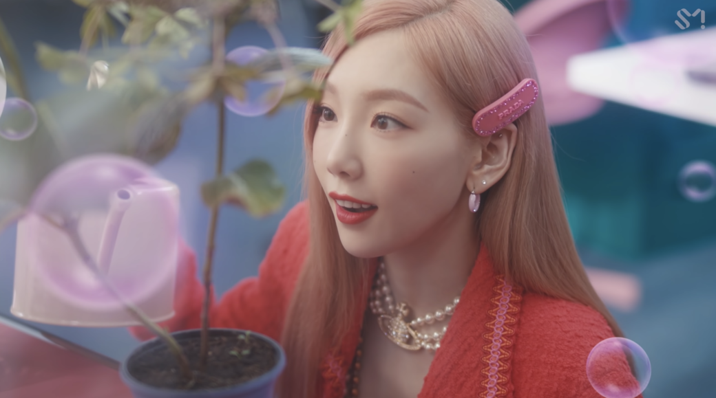 很多人以為紅唇容易顯老,太妍在MV中完美演繹如何駕馭經典紅唇,重點 很多人以為紅唇容易顯老,太妍在MV中完美演繹如何駕馭經典紅唇,重點