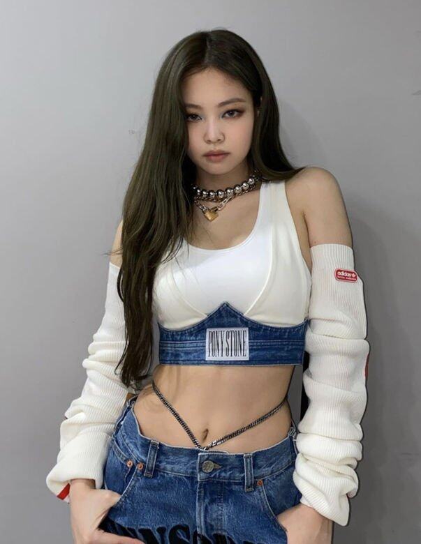 岩井茶色系的冷灰綠非常顯白,適合一眾喜歡深色系髮色的女生,在陽光 岩井茶色系的冷灰綠非常顯白,適合一眾喜歡深色系髮色的女生,在陽光