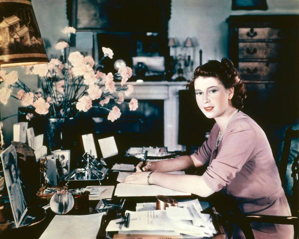 英女王的這張照片攝於白金漢宮的辦公室內，與幼年時期和戰爭時期的