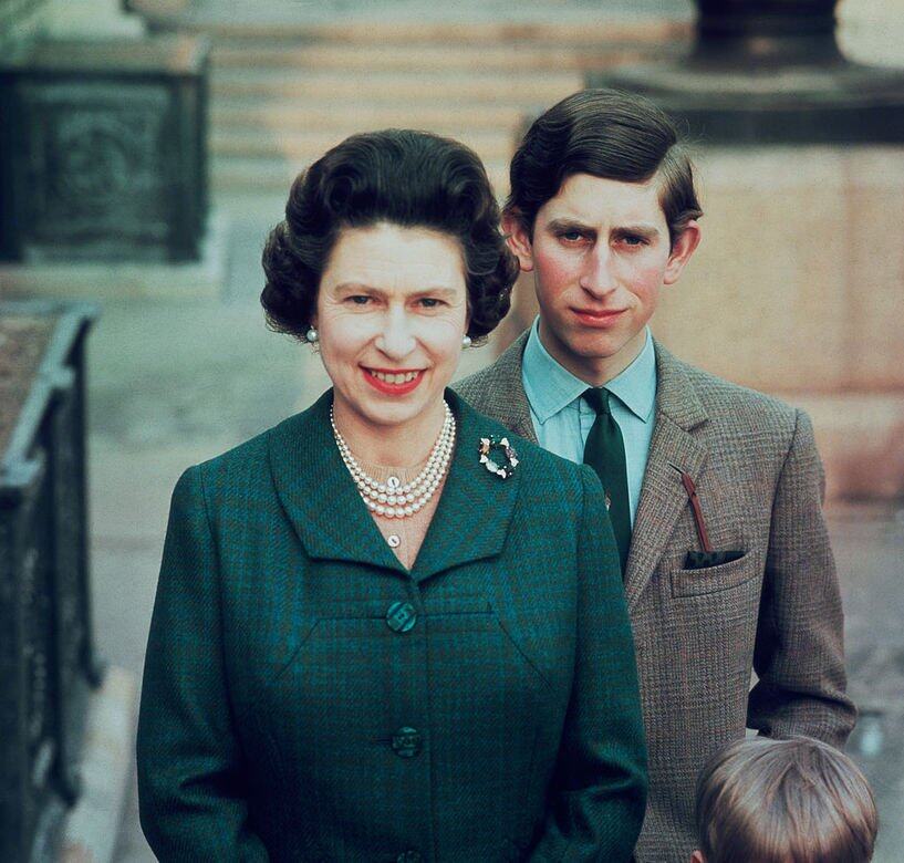 這是英女王在溫莎城堡和20歲的查爾斯王子的合照，作為英國和皇室的