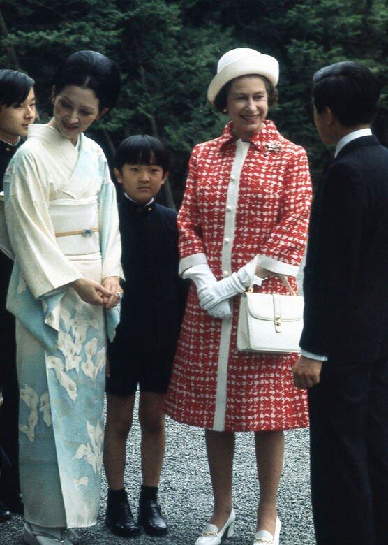 英女王訪問日本時全身搭配以代表日本國旗的紅白兩色,相當奪目吸晴 英女王訪問日本時全身搭配以代表日本國旗的紅白兩色,相當奪目吸晴