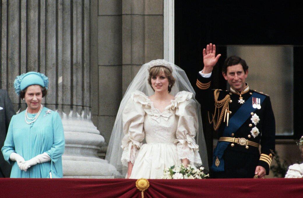 英女王被稱為世紀皇家婚禮的查爾斯王子和黛安娜王妃的婚禮上，在一