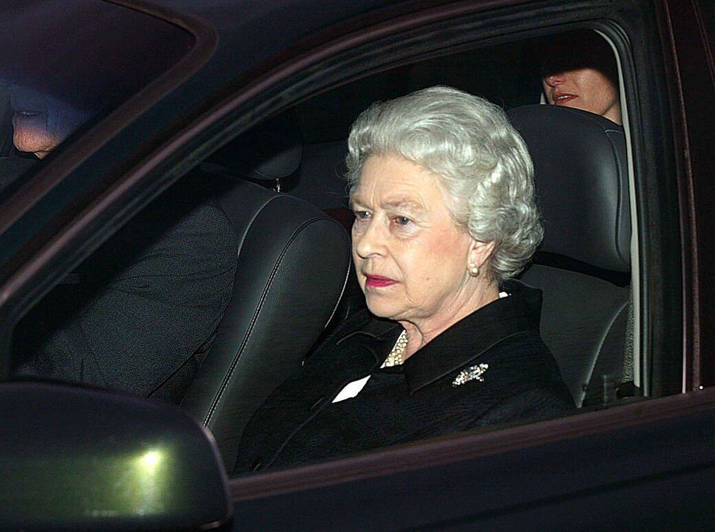 2002年2月英女王的妹妹瑪格麗特公主去世，3月時女王母親伊莉莎白皇