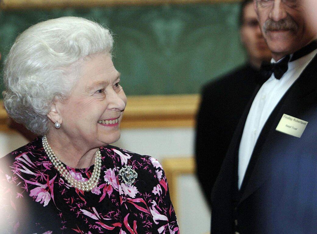 2008年2月滿頭白髮的英女王接待了眾多優質商業領袖，在交談中散發氣