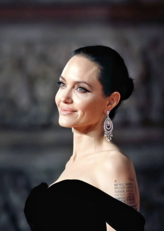 Angelina Jolie也是這種面型。這類人切忌平瀏海髮型,凡是帶有弧度的髮型你都可 Angelina Jolie也是這種面型。這類人切忌平瀏海髮型,凡是帶有弧度的髮型你都可