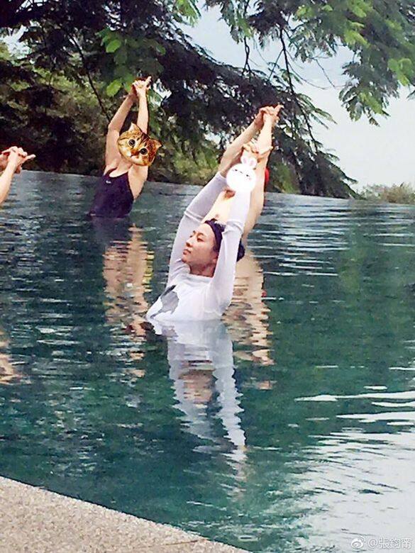 原來她也學習了「水中瑜珈」這個阻力更大、熱量也消耗得更多。 原來她也學習了「水中瑜珈」這個阻力更大、熱量也消耗得更多。