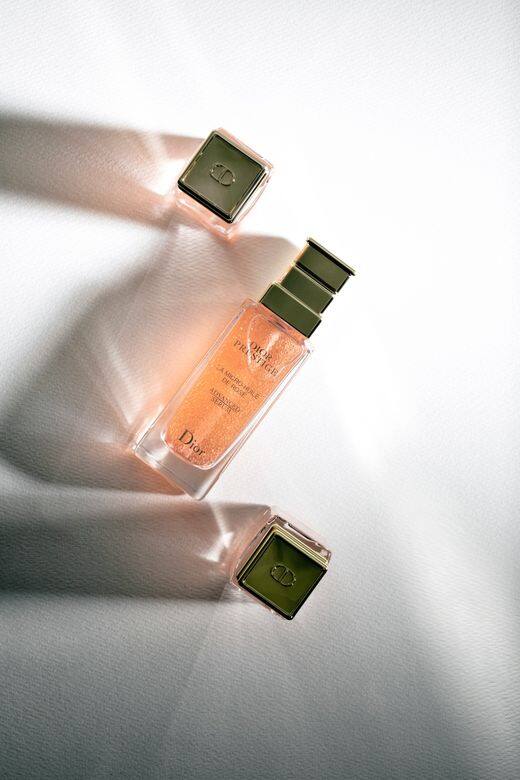 Dior Prestige玫瑰花蜜活養再生精華油，外型以晶瑩剔透的玻璃瓶加上亮澤金色