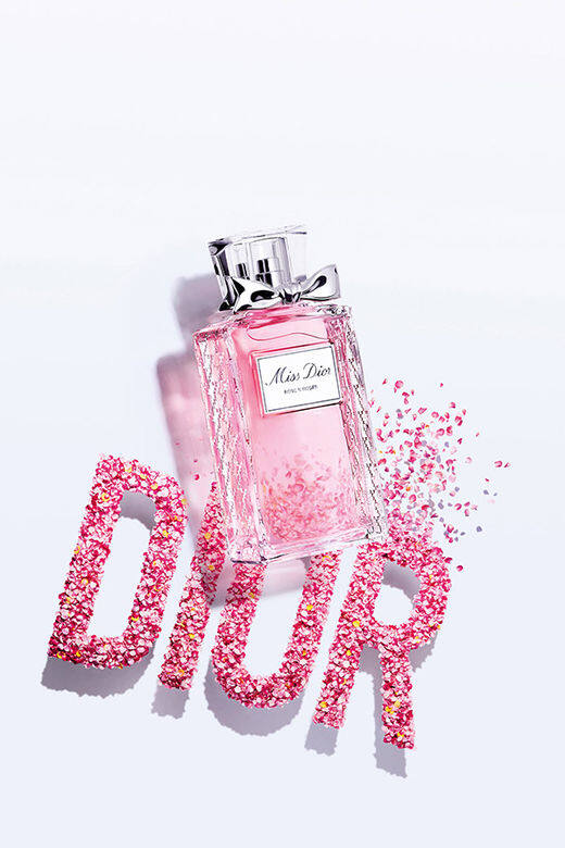 甜美、活潑、快樂,恍彿是初戀的代名詞,全新Miss Dior Rose N’Roses 加入大量五月玫瑰 甜美、活潑、快樂,恍彿是初戀的代名詞,全新Miss Dior Rose N’Roses 加入大量五月玫瑰