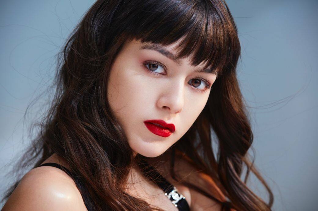 Fiona唇上的 #257 Rouge Triomphal 艷陽紅色正是CHANEL的完美紅色,每個女生塗上這完美的紅 Fiona唇上的 #257 Rouge Triomphal 艷陽紅色正是CHANEL的完美紅色,每個女生塗上這完美的紅