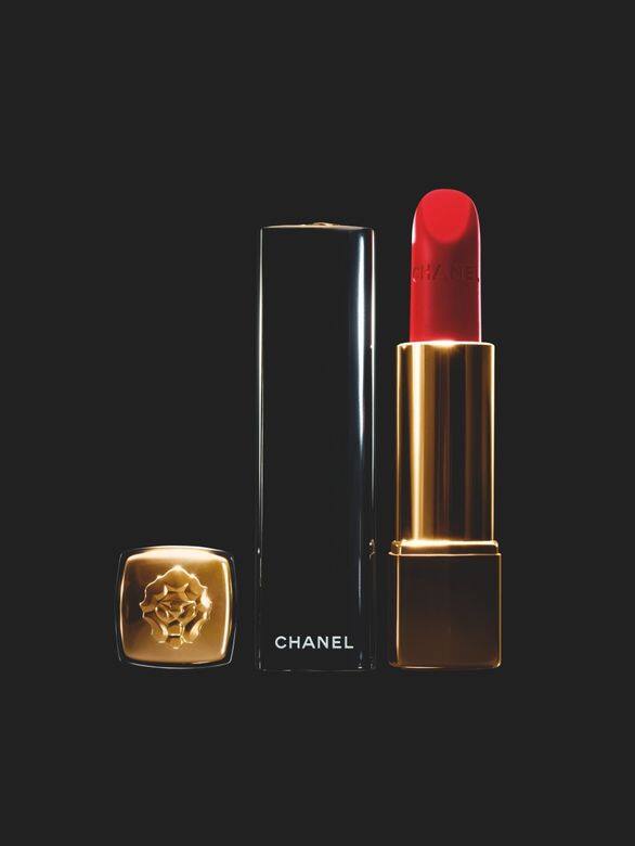 限量版唇膏LE LION DE CHANEL,特別之處在於唇膏筒頂部上的金色獅子浮雕設計 限量版唇膏LE LION DE CHANEL,特別之處在於唇膏筒頂部上的金色獅子浮雕設計