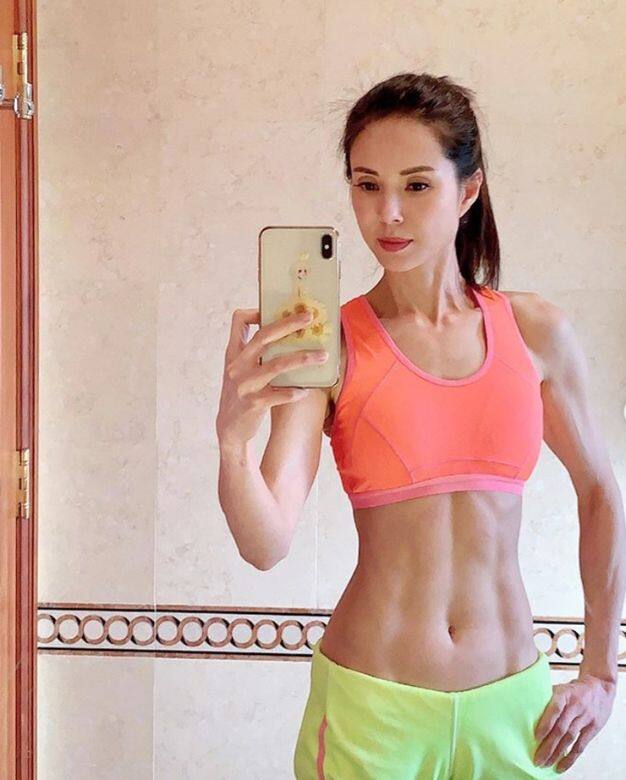 李若彤近日頻頻showoff她俐落而明顯的六舊腹肌。 李若彤近日頻頻showoff她俐落而明顯的六舊腹肌。