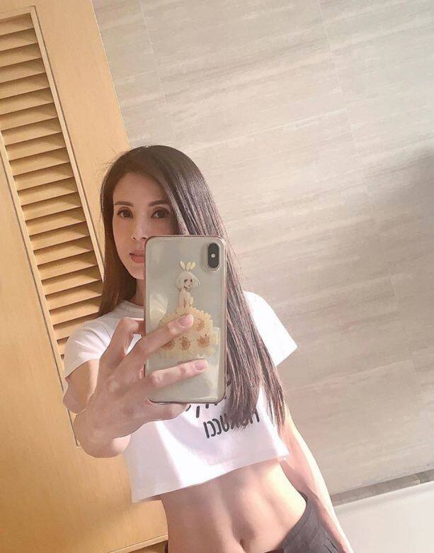 現在的她即使已踏入四字頭,但無論是樣子及體態上,根本比少女時的她 現在的她即使已踏入四字頭,但無論是樣子及體態上,根本比少女時的她