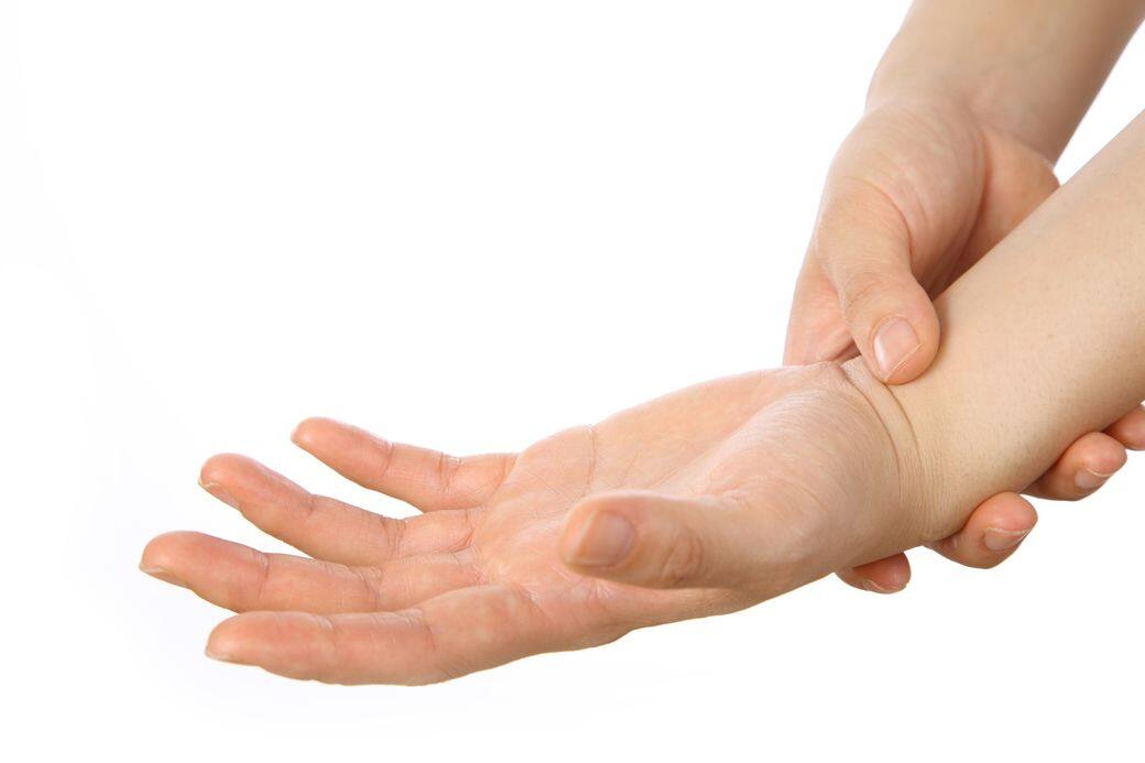 少府穴是在你掌心向上時，手指屈向掌心横纹，小指指尖下凹陷處。建議在