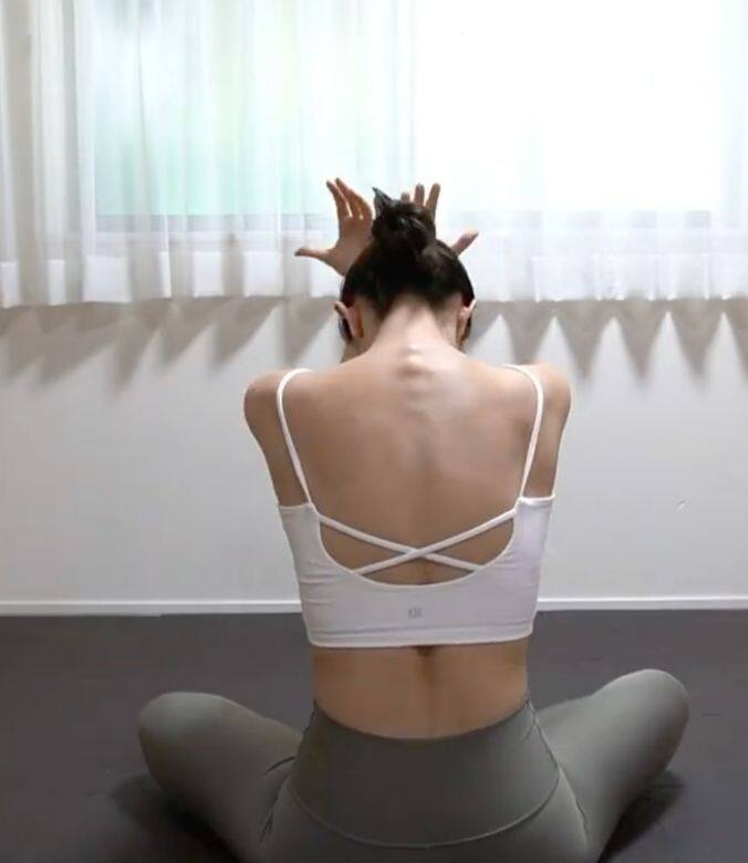 這個動作有如伸懶腰般擴胸,更可以在肩頸痠痛時稍作放鬆!先將雙手張 這個動作有如伸懶腰般擴胸,更可以在肩頸痠痛時稍作放鬆!先將雙手張