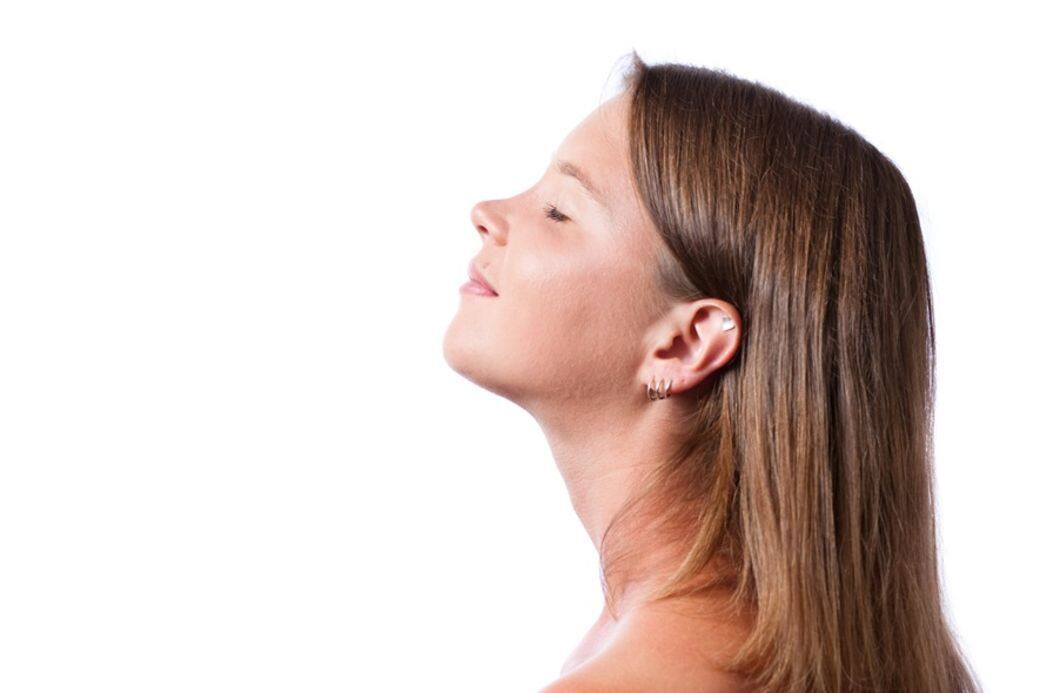 有些人習慣將香水噴在肩頸兩側，其實是錯誤的，因為頸部側邊較多淋巴
