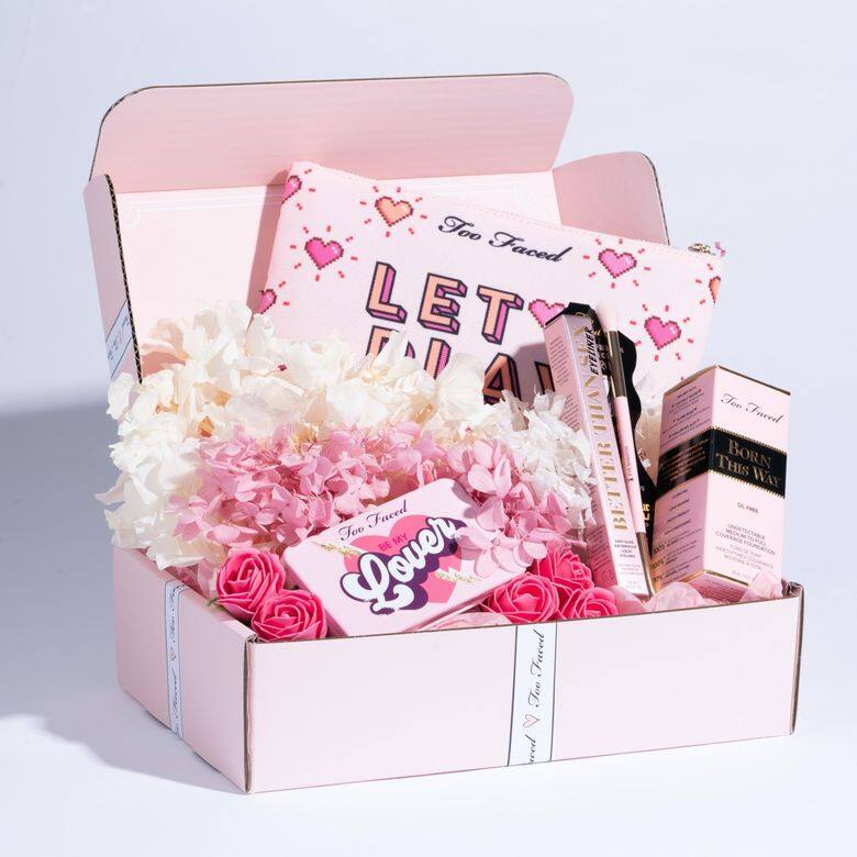 套裝包括:Be My Lover 一見鍾情眼影鐵盒Born This Way 粉底液(保濕型)/Born This Way Matte 素肌 套裝包括:Be My Lover 一見鍾情眼影鐵盒Born This Way 粉底液(保濕型)/Born This Way Matte 素肌