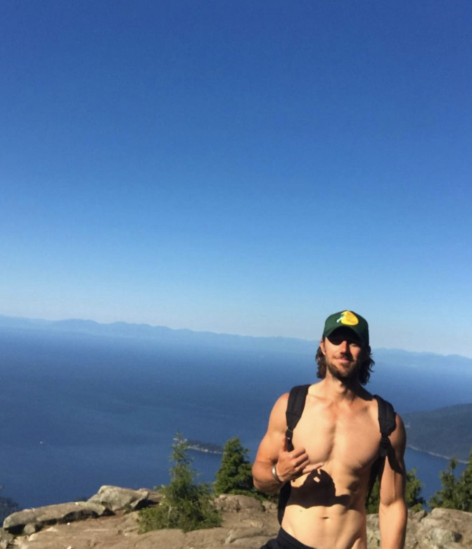 歡戶外運動如爬山,既可以接觸大自然又以消耗熱量及脂肪,同時促進新 歡戶外運動如爬山,既可以接觸大自然又以消耗熱量及脂肪,同時促進新