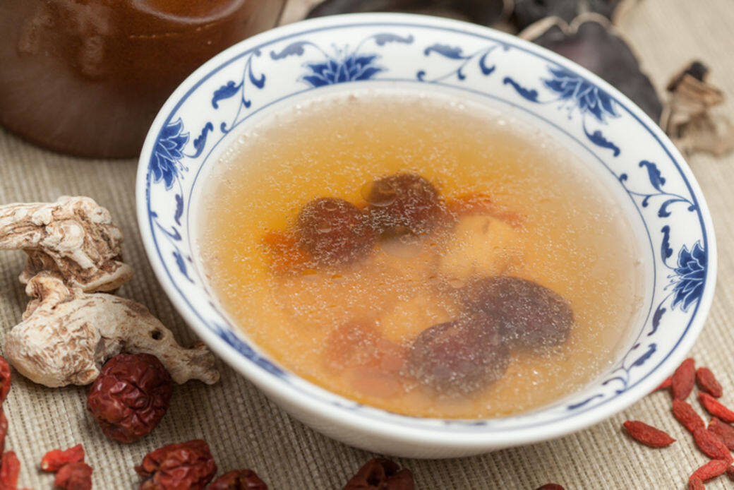 材料:乾雪耳 1朵紅棗 10顆枸杞子 6克冰糖 適量 材料:乾雪耳 1朵紅棗 10顆枸杞子 6克冰糖 適量