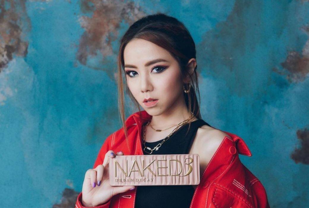 先提一提,G.E.M.鄧紫棋手上這款Urban Decay的NAKED系列眼影盒來頭也不少,單是 先提一提,G.E.M.鄧紫棋手上這款Urban Decay的NAKED系列眼影盒來頭也不少,單是