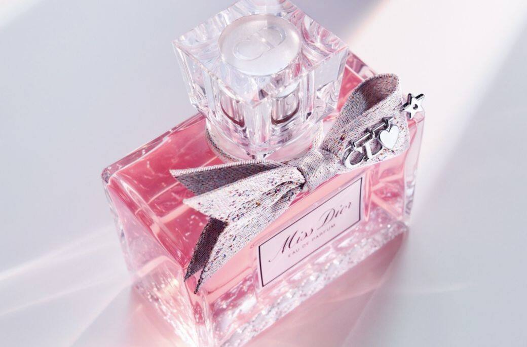 於1947年誕生Miss Dior香薰，這瓶香薰象徵重拾快樂、詩意及和諧，當然還有對美