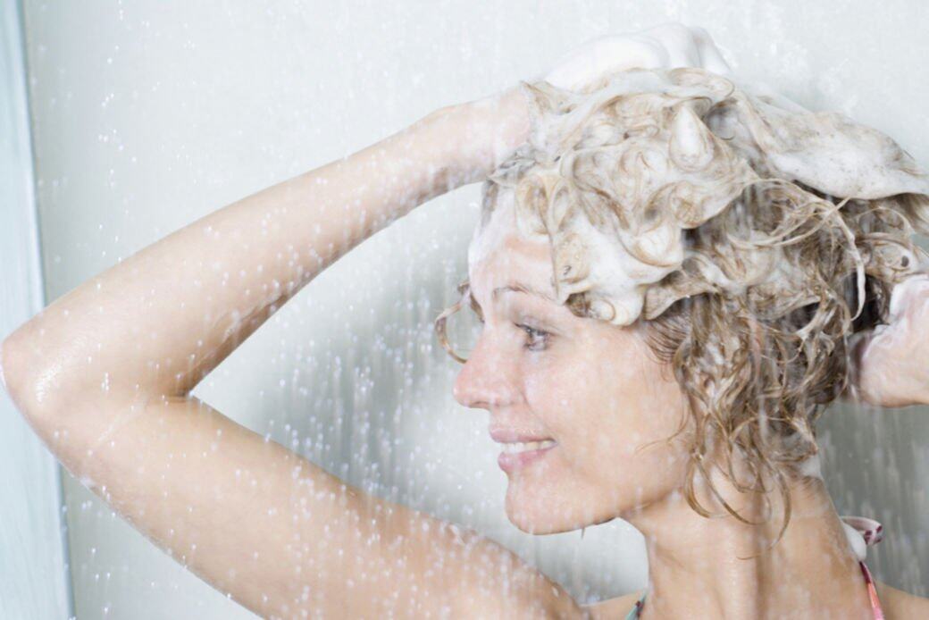 或許有些人習慣洗髮時直接把洗頭水倒在頭髮上就開始搓揉，大場隆吉