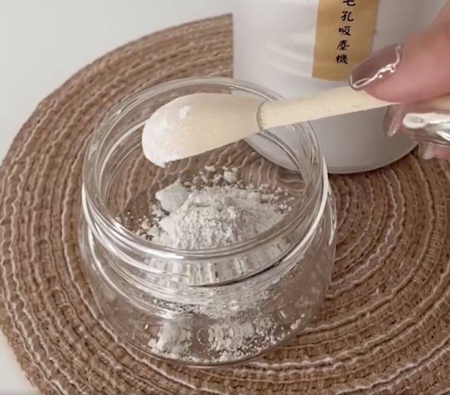 首先準備一個容器和面膜掃,然後取適量面膜粉,編輯根據自己臉部大小 首先準備一個容器和面膜掃,然後取適量面膜粉,編輯根據自己臉部大小