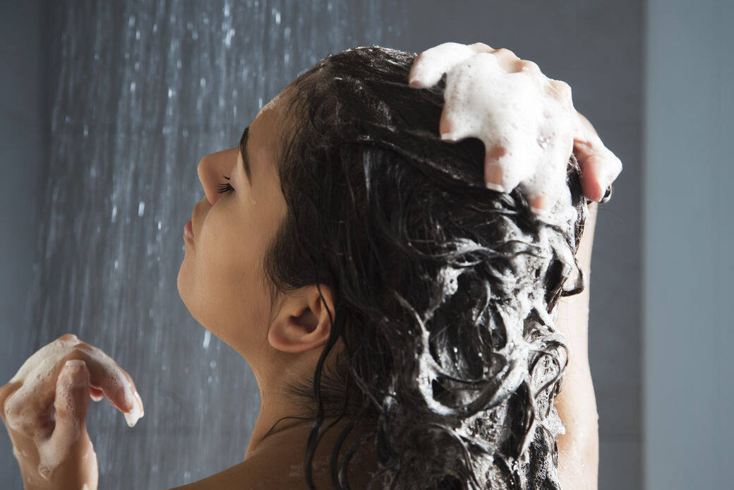 水溫亦很重要，用過熱的水洗髮會增加致敏機會，故應以暖水洗頭。市面上