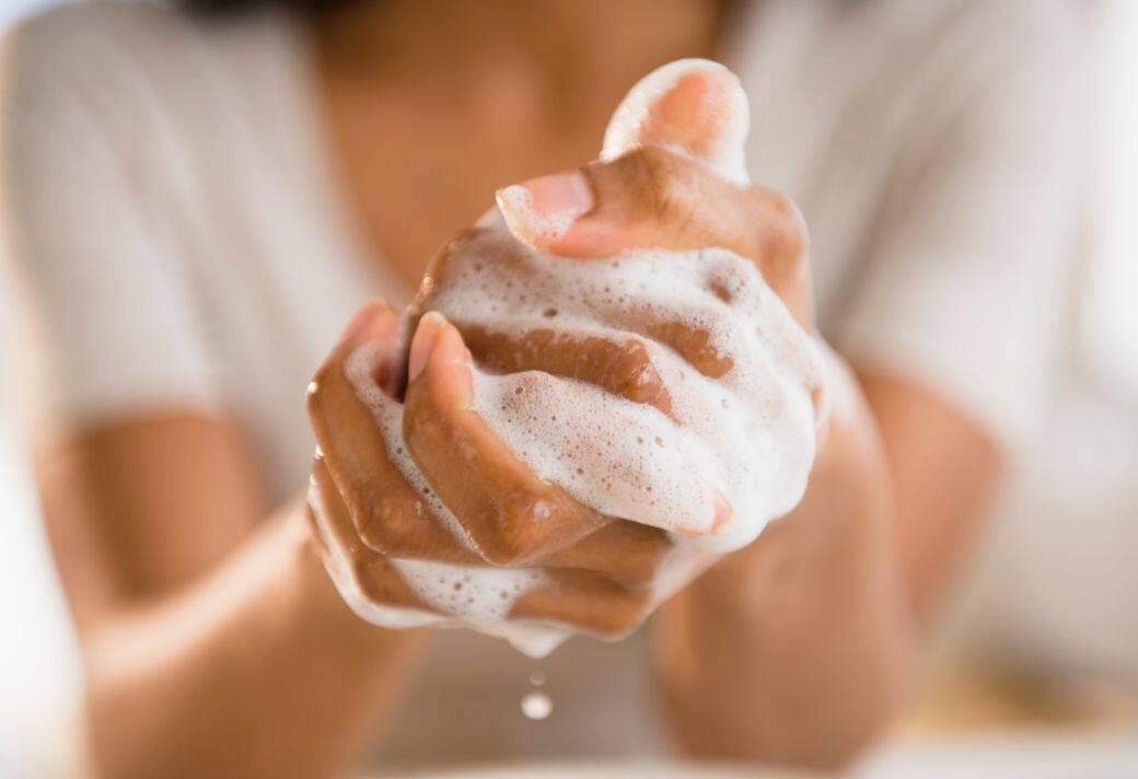 最近海外有研究提出，泡沫狀洗手液有與傳統洗手液比較，使用者洗手時