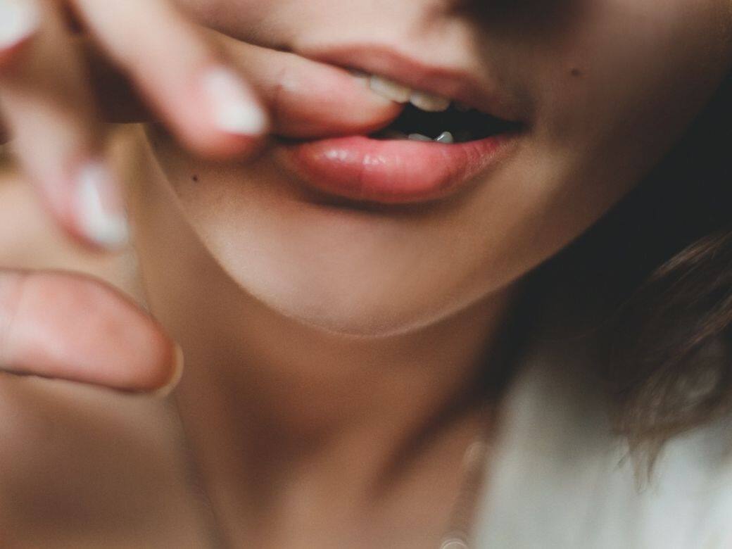 ● 指甲變形:若果經常咬手指,指甲容易變形,而且也會越來越不健康,外觀上 ● 指甲變形:若果經常咬手指,指甲容易變形,而且也會越來越不健康,外觀上