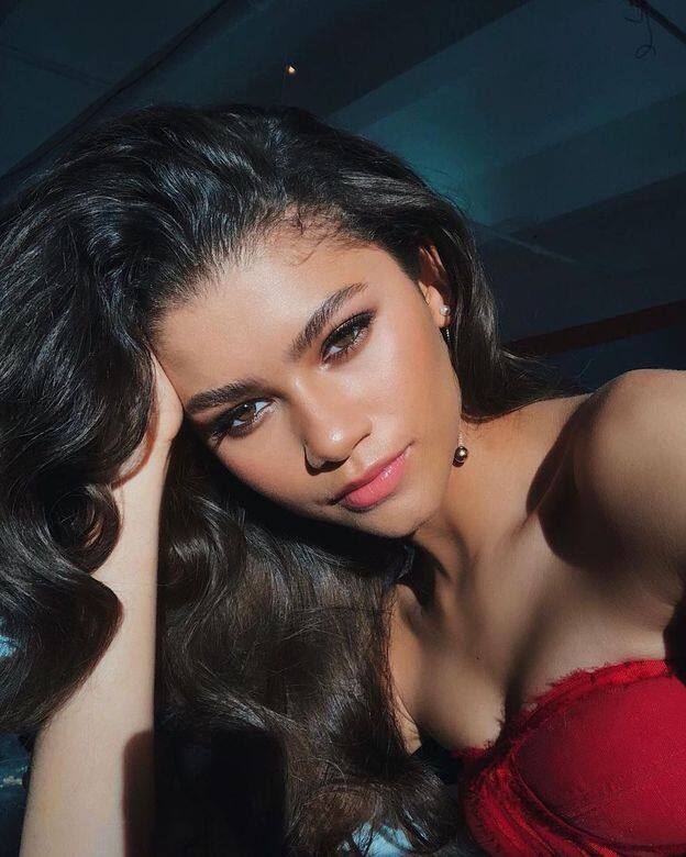 Zendaya最愛用的產品中有「維生素e油」,可以修復乾燥的肌膚,讓水份更好吸收。 Zendaya最愛用的產品中有「維生素e油」,可以修復乾燥的肌膚,讓水份更好吸收。