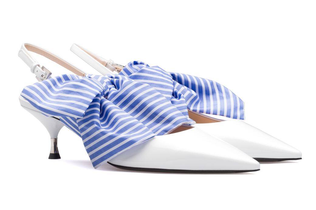 藍白相間的緞帶設計，讓嚴謹的白鞋頓時變得輕鬆雀躍，最適合喜好海島