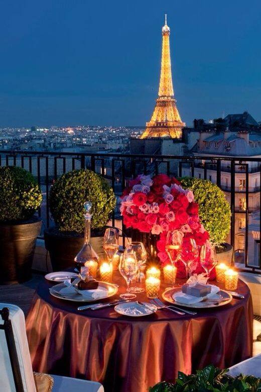 浪漫的巴黎永遠是戀人想去的愛情聖地，在巴黎鐵塔下相擁接吻，在凡爾