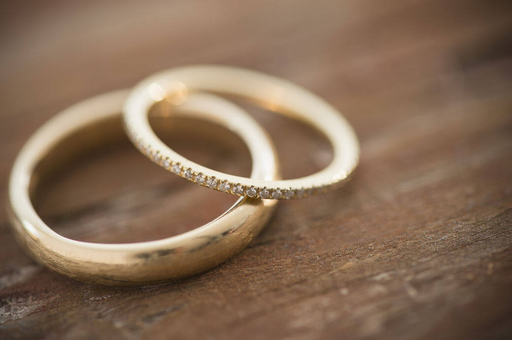 MINIMALIST: THIN AND MICRO PAVE DIAMOND BANDS 極簡主義:微密鑽石戒指環 「少即是多」的極簡主義一定會 MINIMALIST: THIN AND MICRO PAVE DIAMOND BANDS 極簡主義:微密鑽石戒指環 「少即是多」的極簡主義一定會