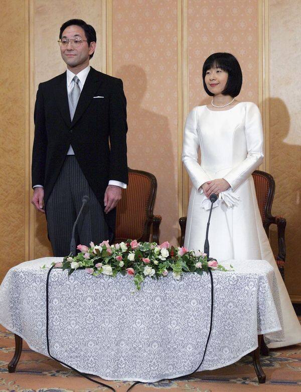 為了與平民商人黑田慶樹結婚,Sayako公主不得不放棄她的家族頭銜。她在婚 為了與平民商人黑田慶樹結婚,Sayako公主不得不放棄她的家族頭銜。她在婚