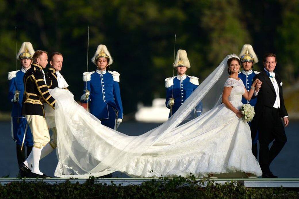 Sofia Hellqvist穿上瑞典設計師Ida Sjöstedt打造的婚紗行禮，婚紗以絲綢和意大利喱士