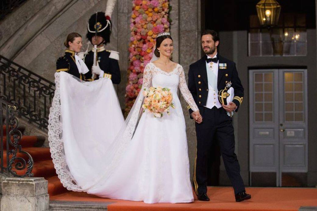 Sofia Hellqvist穿上瑞典設計師Ida Sjöstedt打造的婚紗行禮,婚紗以絲綢和意大利喱士 Sofia Hellqvist穿上瑞典設計師Ida Sjöstedt打造的婚紗行禮,婚紗以絲綢和意大利喱士