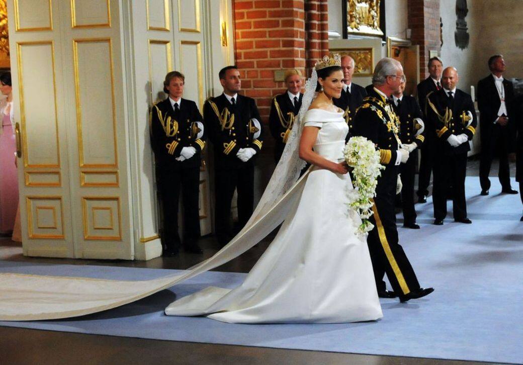 瑞典Crown Princess Victoria與Prince Daniel大婚當日,穿上當地設計師Pär Engsheden為她精心打造的露 瑞典Crown Princess Victoria與Prince Daniel大婚當日,穿上當地設計師Pär Engsheden為她精心打造的露