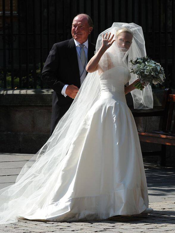 英女王長孫Zara Phillips的婚紗由Stewart Parvin打造，為無袖簡約的款式，展現了Zara Phillips一貫