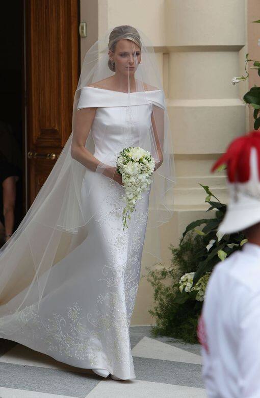 摩納哥王妃Princess Charlene在與犘納哥親王阿爾貝二世大婚當日，穿著Giorgio Armani的定製