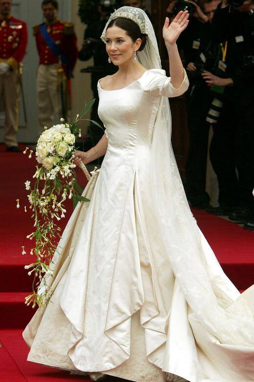 丹麥王妃Crown Princess Mary的婚紗由本地設計師Uffe Frank精心打造，﻿﻿緞面充滿光澤，王妃